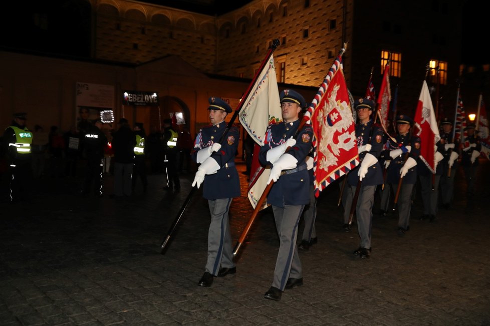 Historické prapory na cestě do Vladislavského sálu (28. října 2019)