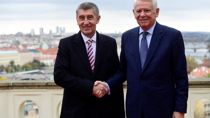 Český premiér Andrej Babiš (vlevo) a rumunský ministr zahraničních věcí Teodor Mele?canu pózují fotografům před společným obědem s politickými představiteli dalších zemí 27. října 2018 v Praze. Slavnostní setkání bylo uspořádáno při příležitosti 100. výročí založení Československa.