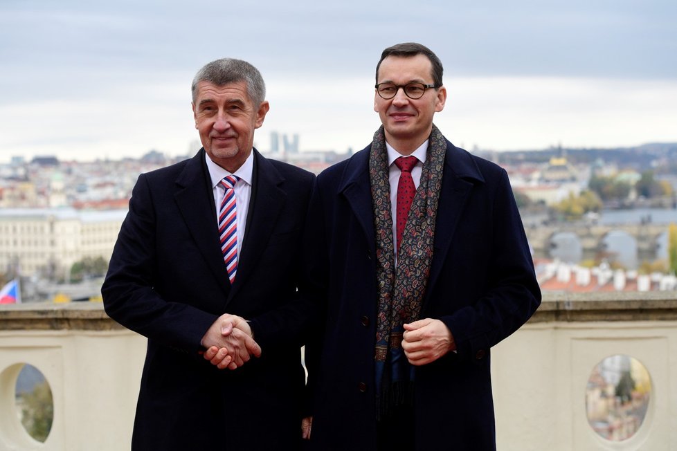 Český premiér Andrej Babiš (vlevo) a polský premiér Mateusz Morawiecki pózují fotografům před společným obědem s politickými představiteli dalších zemí 27. října 2018 v Praze. Slavnostní setkání bylo uspořádáno při příležitosti 100. výročí založení Československa.