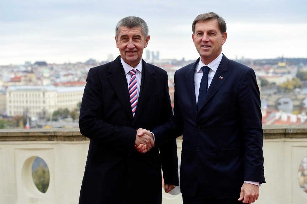 Český premiér Andrej Babiš (vlevo) a slovinský místopředseda vlády Miro Cerar pózují fotografům před společným obědem s politickými představiteli dalších zemí 27. října 2018 v Praze. Slavnostní setkání bylo uspořádáno při příležitosti 100. výročí založení Československa.