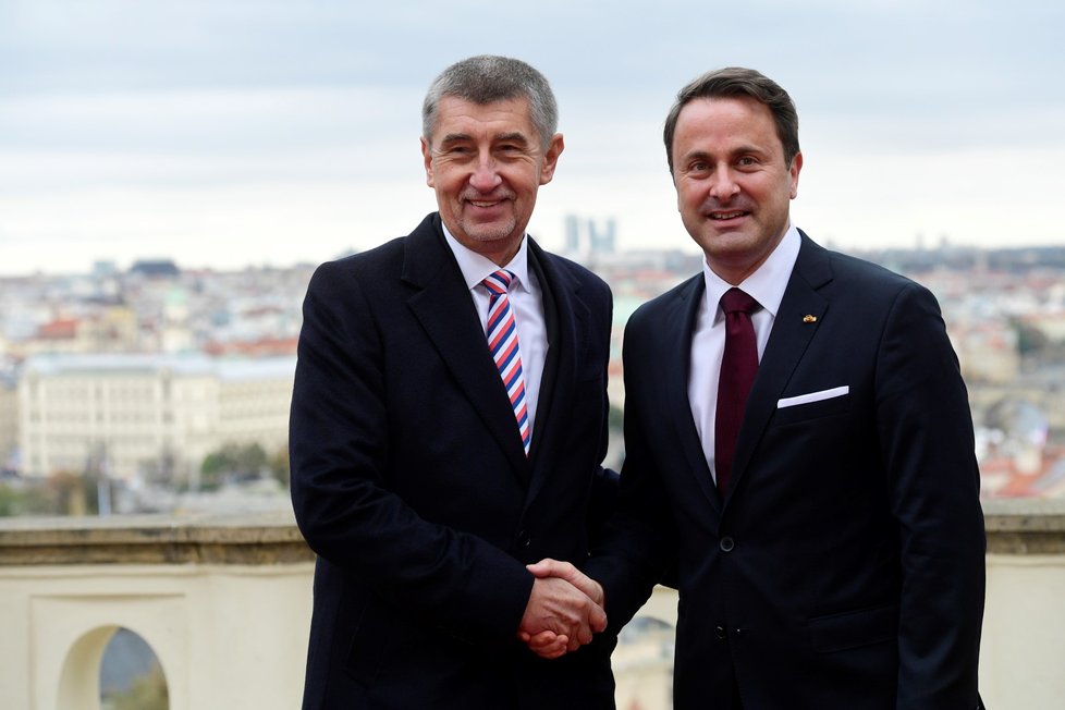 Český premiér Andrej Babiš (vlevo) a lucemburský premiér Xavier Bettel pózují fotografům před společným obědem s politickými představiteli dalších zemí 27. října 2018 v Praze. Slavnostní setkání bylo uspořádáno při příležitosti 100. výročí založení Československa.