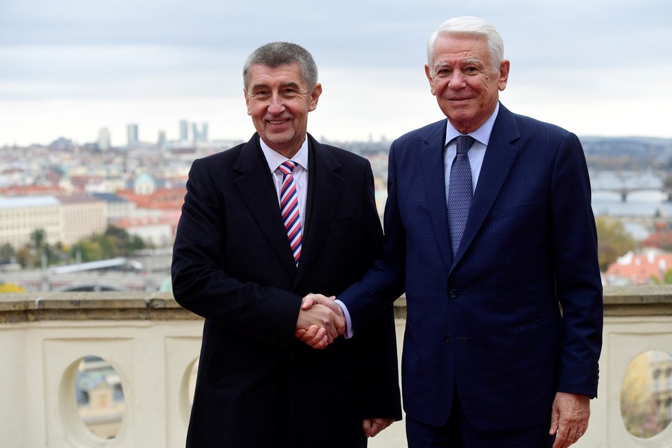 Český premiér Andrej Babiš (vlevo) a rumunský ministr zahraničních věcí Teodor Mele?canu pózují fotografům před společným obědem s politickými představiteli dalších zemí 27. října 2018 v Praze. Slavnostní setkání bylo uspořádáno při příležitosti 100. výročí založení Československa.