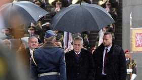 Prezident Miloš Zeman (druhý zprava) a slovenský prezident Andrej Kiska poslouchají hlášení na pietním aktu k 100. výročí vzniku samostatného československého státu, který se konal 28. října 2018 v Praze u Národního památníku na Vítkově