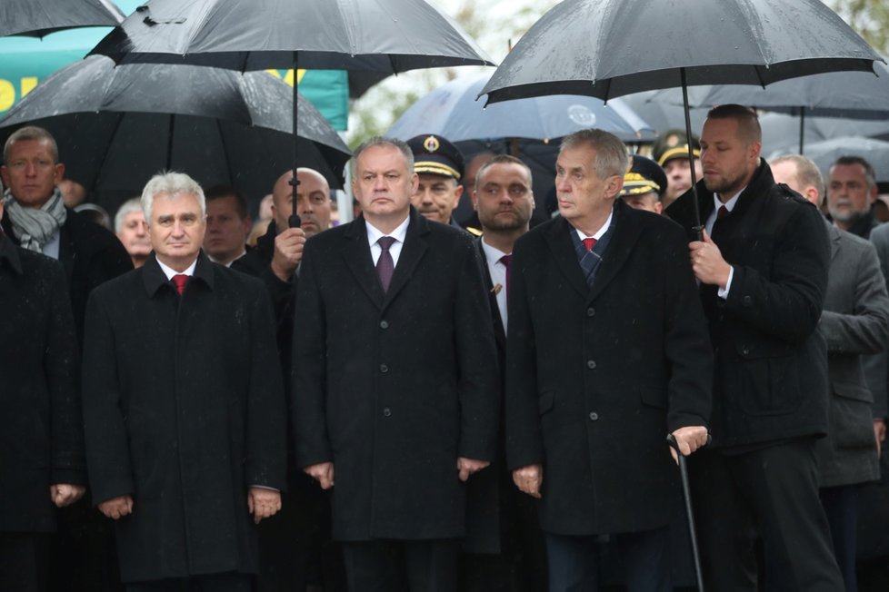 Český prezident Miloš Zeman a jeho slovenský kolega Andrej Kiska. Oba spojuje to, že jejich vlády nepřijaly globální pak OSN o migraci.