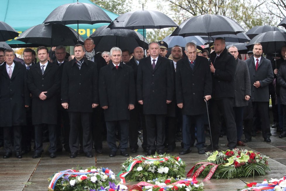 Prezident Miloš Zeman, slovenský prezident Andrej Kiska a končící šéf Senátu Milan Štěch poslouchají hlášení na pietním aktu k 100. výročí vzniku samostatného československého státu, který se konal 28. října 2018 v Praze u Národního památníku na Vítkově