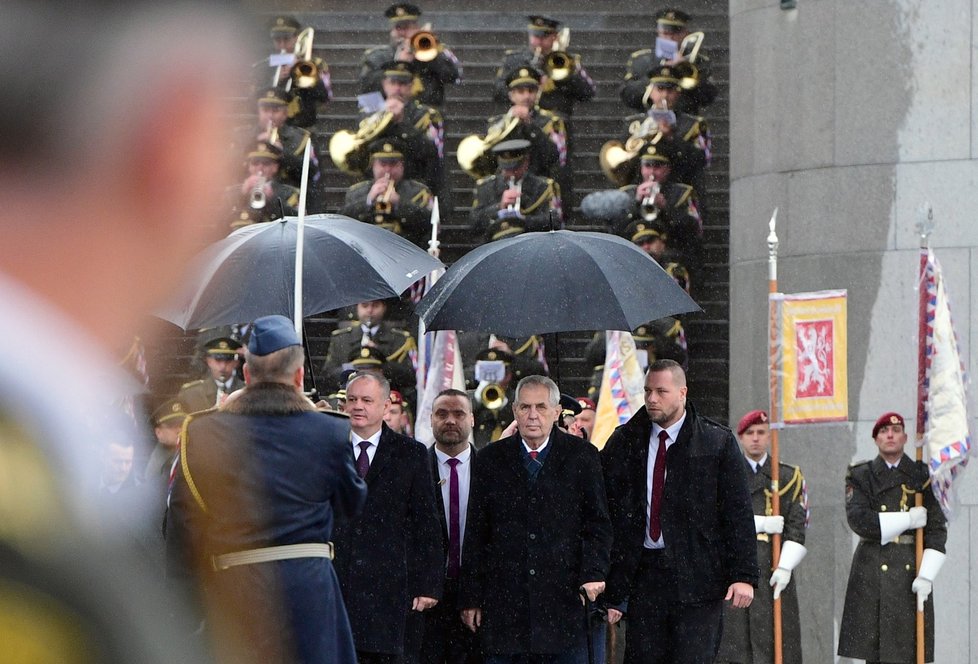 Prezident Miloš Zeman (uprostřed) na pietním aktu k 100. výročí vzniku samostatného československého státu, který se konal 28. října 2018 v Praze u Národního památníku na Vítkově.