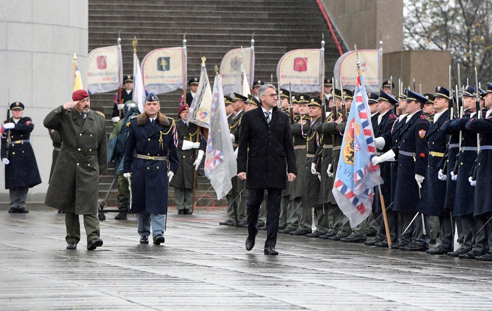 Ministr obrany Lubomír Metnar (vpravo vpředu) vykonává přehlídku na pietním aktu k 100. výročí vzniku samostatného československého státu, který se konal 28. října 2018 v Praze u Národního památníku na Vítkově.