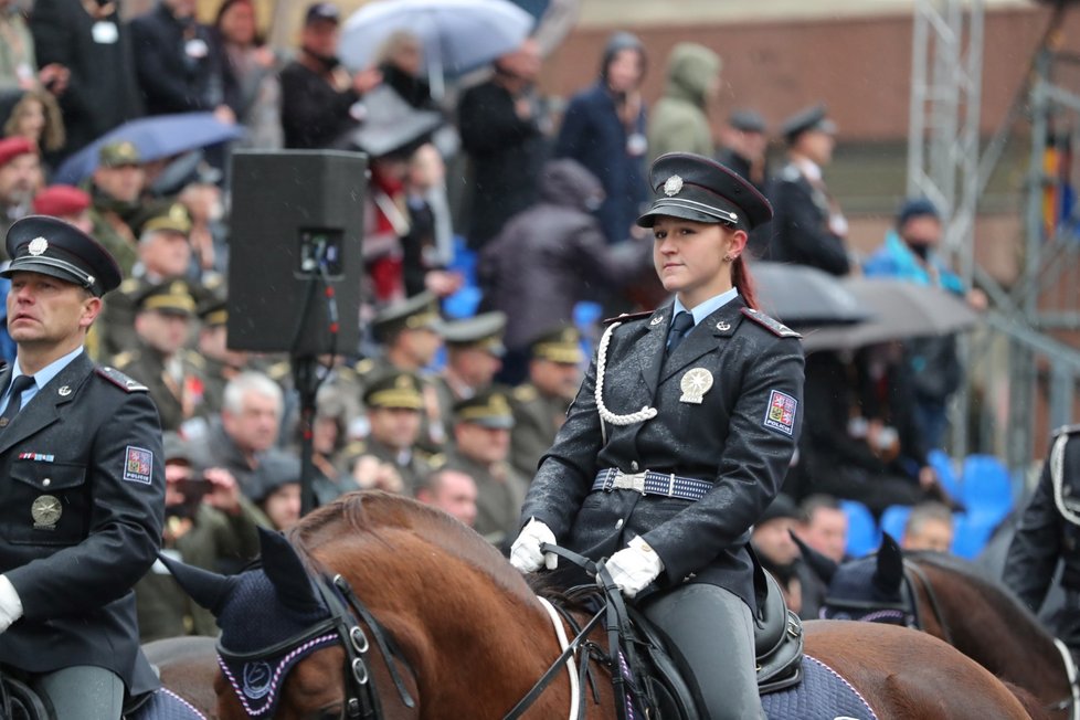 V policejní části přehlídky nechyběli policisté-kynologové nebo policisté na koních, kteří uzavírají tuto část