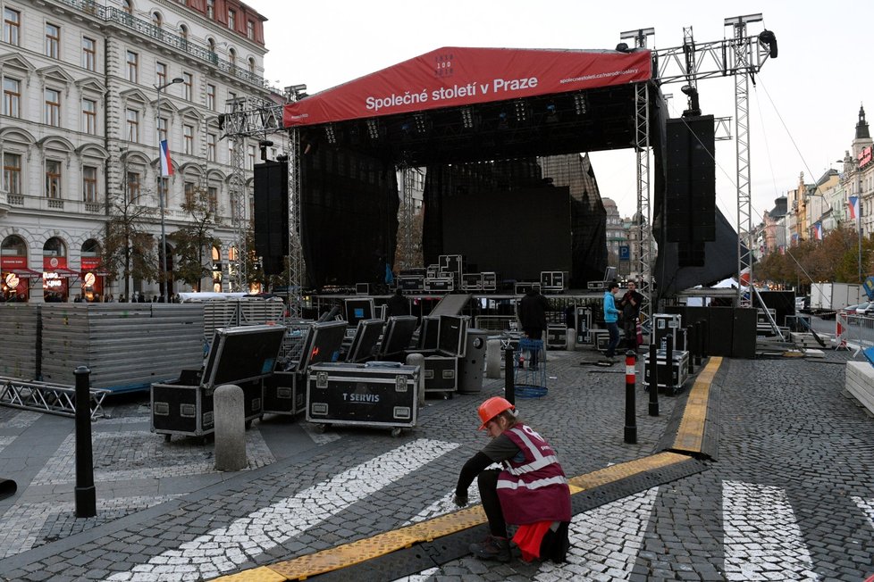 Na Václavském náměstí v Praze se 26. října 2018 připravovalo pódium pro koncert při příležitosti vzniku Československa, který se má konat následující den.