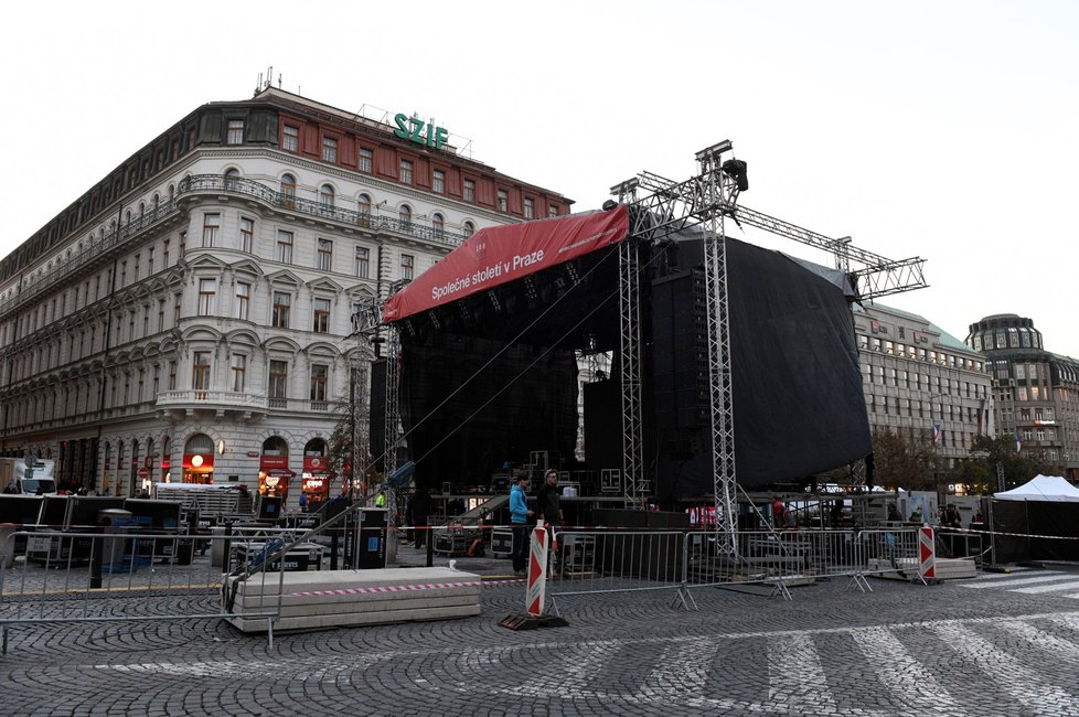 Na Václavském náměstí v Praze se 26. října 2018 připravovalo pódium pro koncert při příležitosti vzniku Československa, který se má konat následující den.