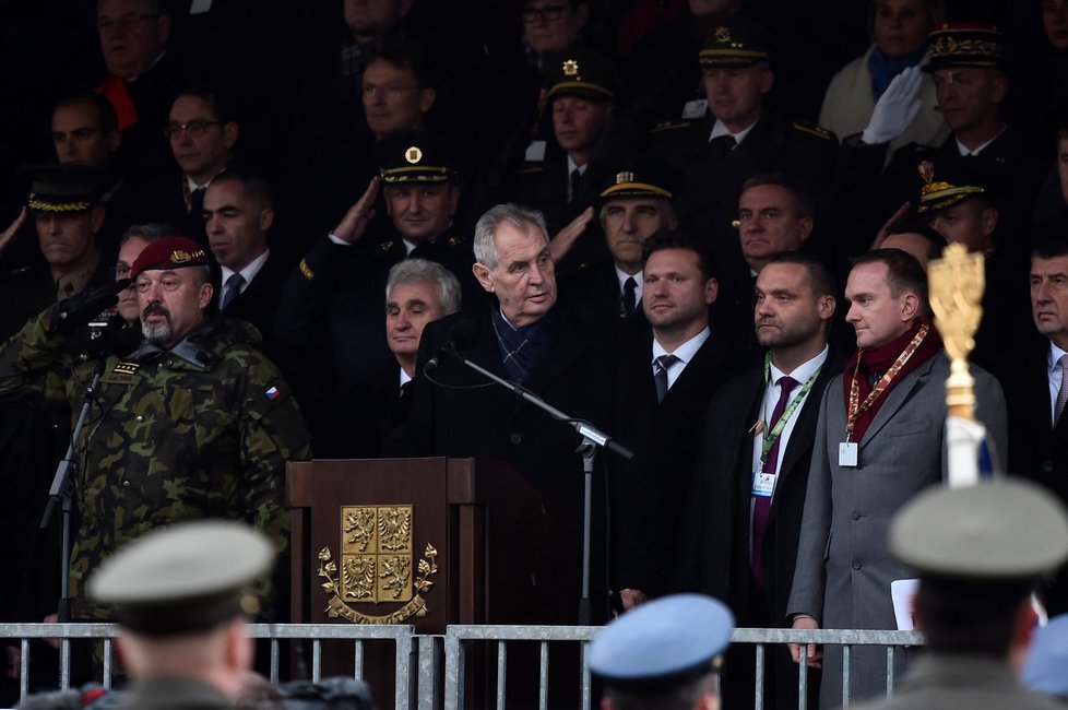 Miloš Zeman na vojenské přehlídce ke 100. výročí vzniku Československa 28. října 2018