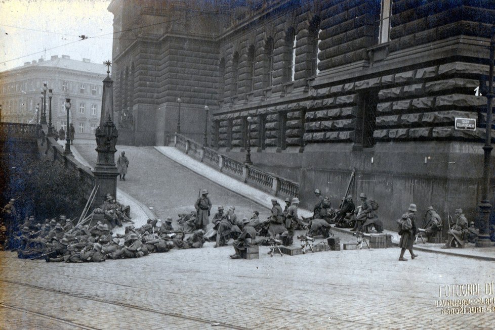 Říjen 1918: Vojáci rakousko-uherské monarchie v ulicích Prahy.