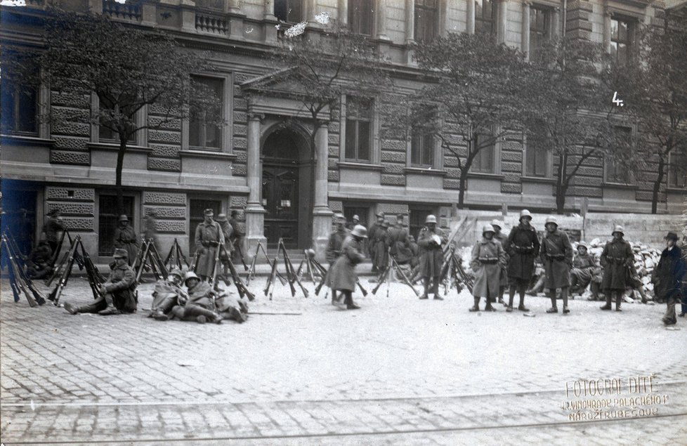 Říjen 1918: Vojáci rakousko-uherské monarchie v ulicích Prahy.