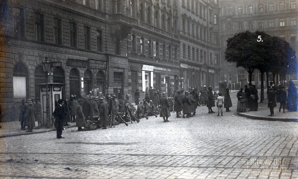 Říjen 1918: Vojáci rakousko-uherské monarchie v ulicích Prahy.