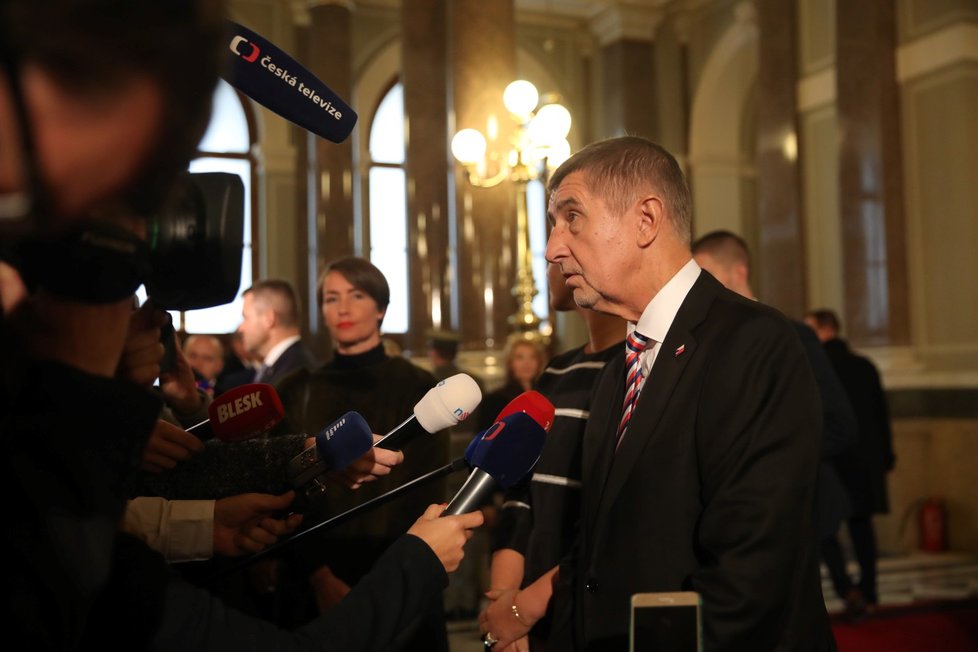 Andrej Babiš odpovídal před akcí novinářům na otázky