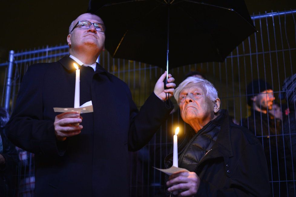 Herman a Brady společně na demonstraci 28. října