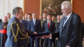 Zeman povýšil 11 generálů, z vedení vězeňské služby nikoho.