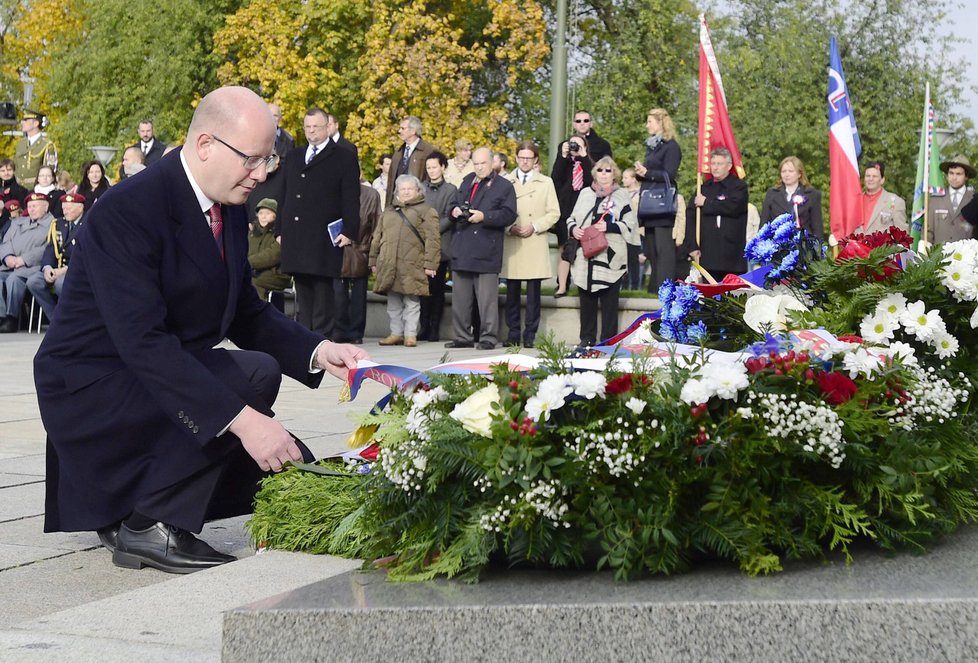 Premiér Sobotka spolu s dalšími významnými ústavními činiteli uctil položením věnce památku bojovníků za Československo a také položil kytici u hrobu neznámého vojína v kolumbáriu Národního památníku.