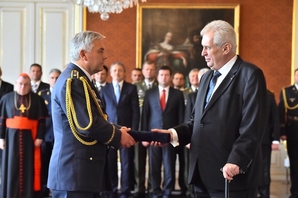Prezident Miloš Zeman (vpravo) jmenoval 28. října na Pražském hradě do funkce generálmajora velitele vzdušných sil Jaromíra Šebestu (vlevo).
