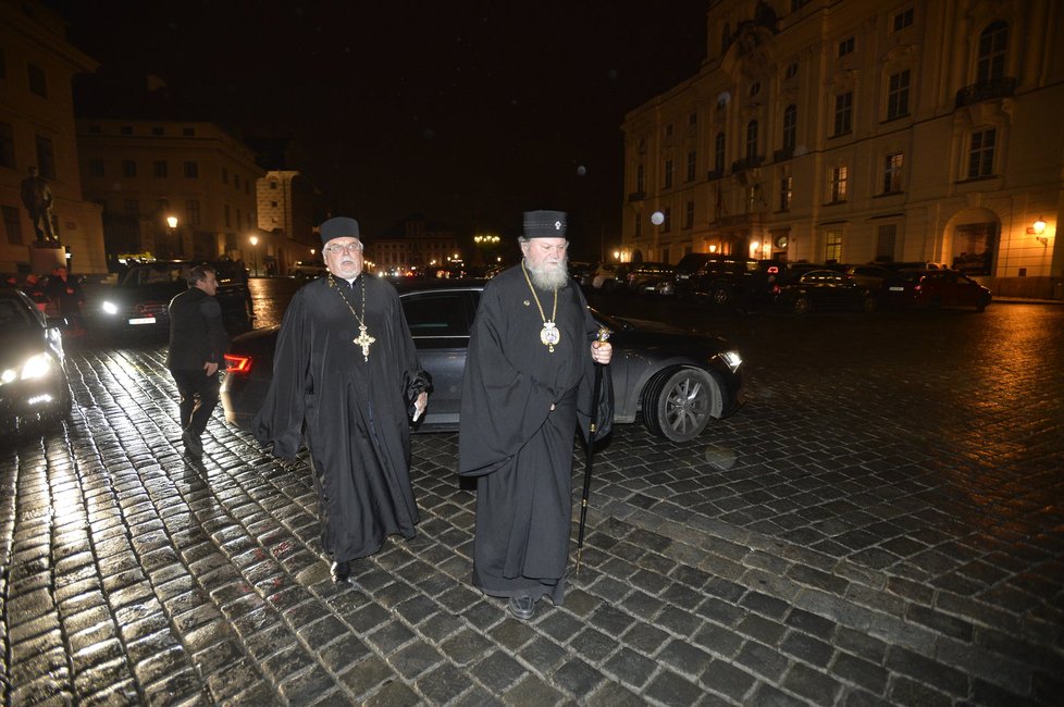 Hosté se sjíždějí na Hrad na státní vyznamenání