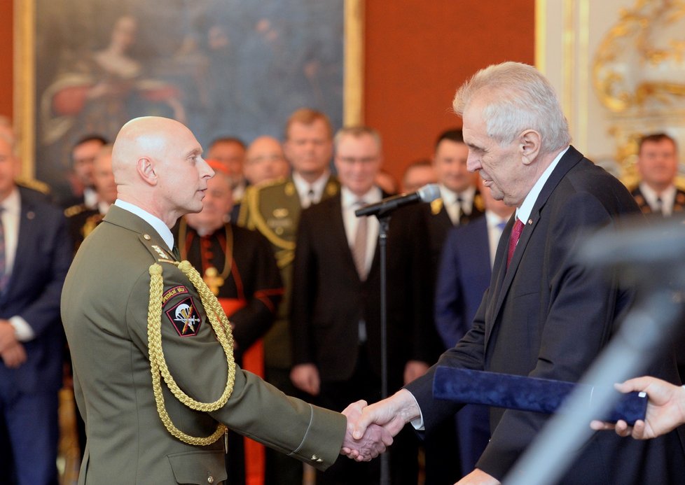 Prezident Miloš Zeman 28. října při příležitosti státního svátku jmenoval na Pražském hradě osm nových generálů.