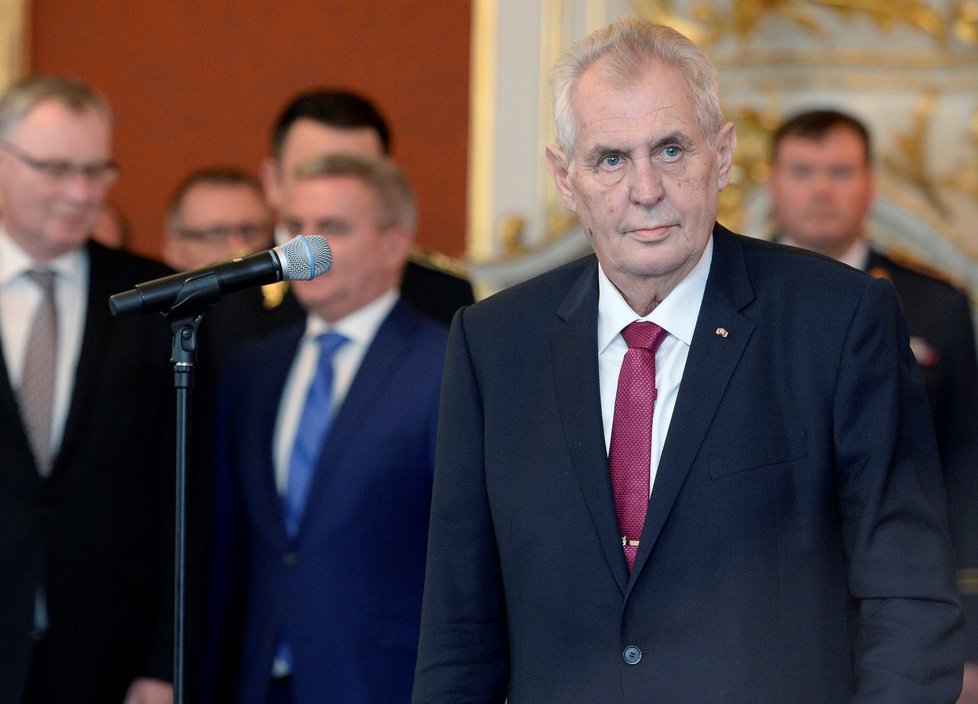 Prezident Miloš Zeman 28. října při příležitosti státního svátku jmenoval na Pražském hradě osm nových generálů.