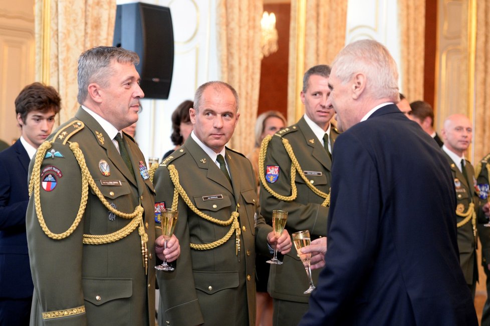 Prezident Miloš Zeman 28. října při příležitosti státního svátku jmenoval na Pražském hradě osm nových generálů.
