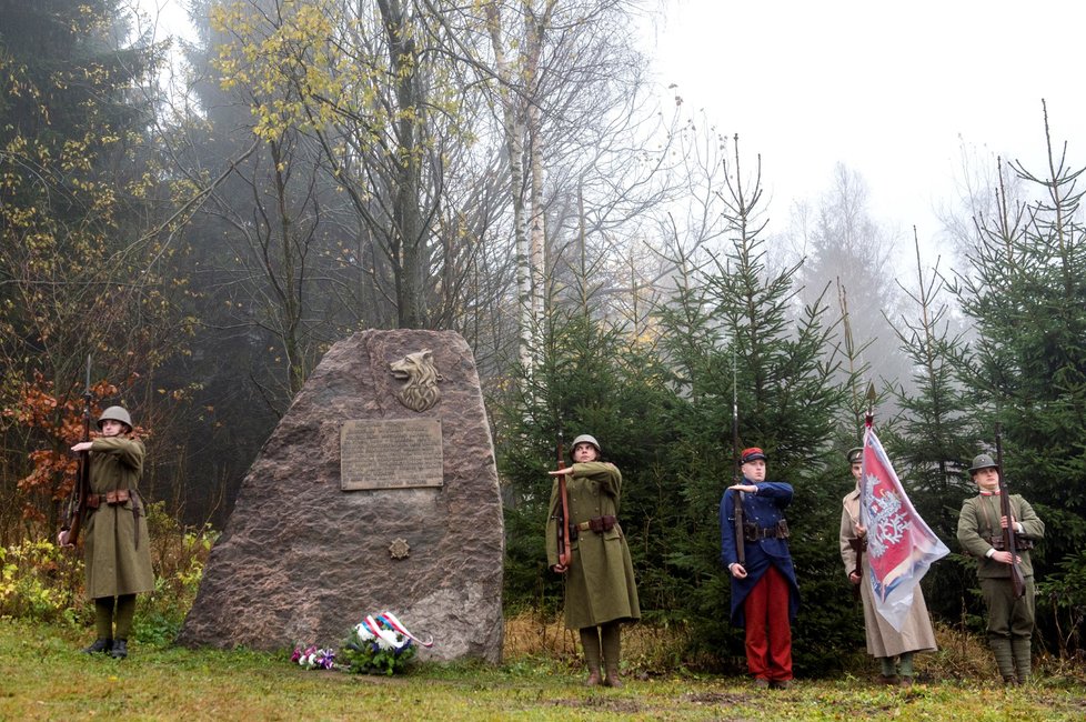 Město Rokytnice v Orlických horách odhalilo 28. října pamětní desku legionáři Mikuláši Jaroslavu Novákovi, který byl velitelem Tvrze Hanička v roce 1938. Akt se konal u příležitosti 120. výročí jeho narození a 99. výročí vzniku Československa. Pamětní desku umístilo město na žulový kámen kousek od návštěvnického centra.