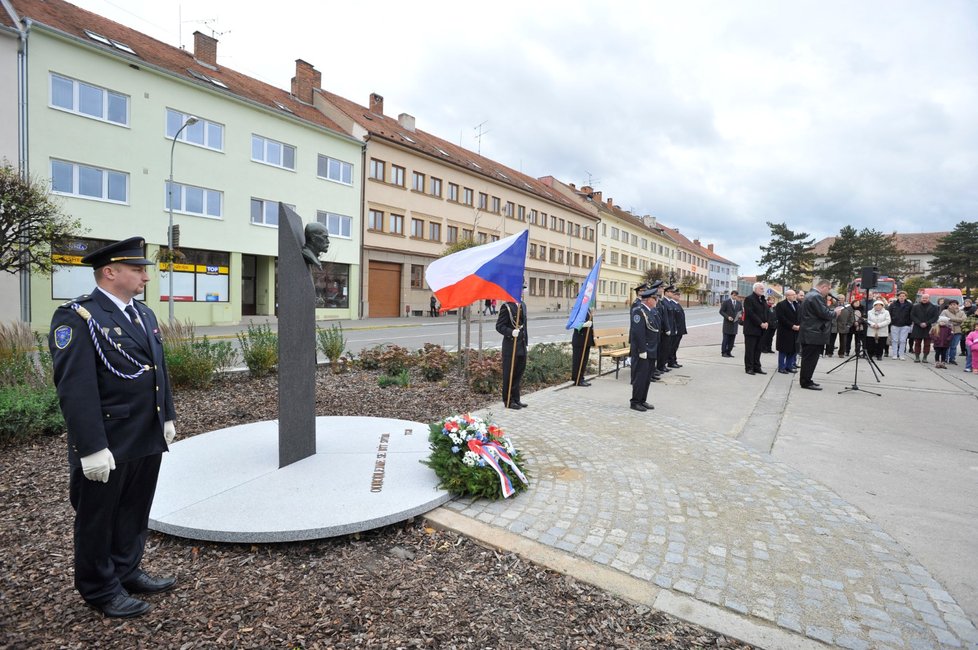 Na Masarykově náměstí v Moravském Krumlově byl 28. října slavnostně odhalen památník české státnosti.