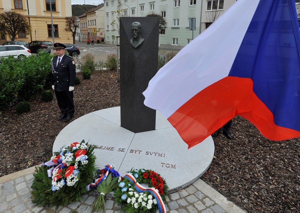 Na Masarykově náměstí v Moravském Krumlově byl 28. října slavnostně odhalen památník české státnosti.