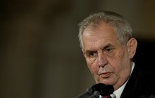 Tepal demonstranty a lepšolidi, chválil Babiše. Zeman: Proč mluvím o Vánocích?!