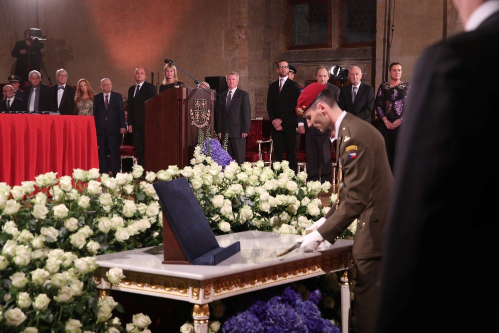 Na Pražském hradě začal 28.10.2018 ceremoniál, při kterém prezident Miloš Zeman udělil státní vyznamenání.