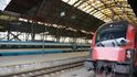 Ocelová střecha pražského hlavního nádraží před rekonstrukcí, railjet, ÖBB Ocelová střecha pražského hlavního nádraží před rekonstrukcí, railjet, ÖBB