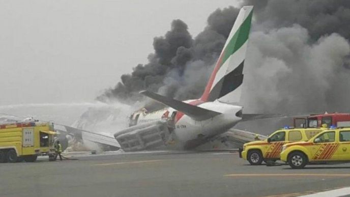 Nehoda Boeingu 777 aerolinek Emirates v Dubaji Nehoda Boeingu 777 aerolinek Emirates v Dubaji