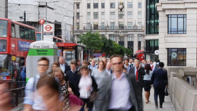 Odpolední špička: zaměstnanci City of London opouštějí finanční čtvrt přes London Bridge Odpolední špička: zaměstnanci City of London opouštějí finanční čtvrt přes London Bridge