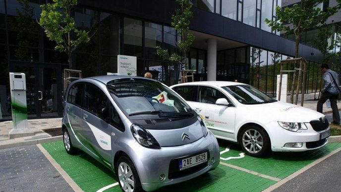 Dobíjecí stanice pro elektromobily (ilustrační foto) Dobíjecí stanice pro elektromobily (ilustrační foto)