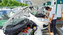 Rozvoji elektromobility brání nedostatek dobíjecích
míst. Čínská vláda to ví, proto jich chce v zemi na pět milionů Rozvoji elektromobility brání nedostatek dobíjecích
míst. Čínská vláda to ví, proto jich chce v zemi na pět milionů