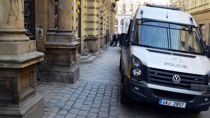 Policejní vůz před sídlem SŽDC Policejní vůz před sídlem SŽDC