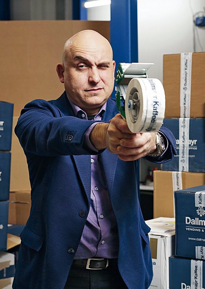 „Byl jsem překvapený, že nás lidé na trhu často znali víc přes čaj než přes kávu,“ říká René Sion, ředitel české pobočky společnosti Dallmayr. „Byl jsem překvapený, že nás lidé na trhu často znali víc přes čaj než přes kávu,“ říká René Sion, ředitel české pobočky společnosti Dallmayr.