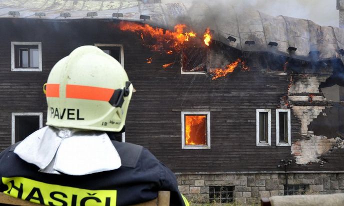 Rozsáhlý požár zničil 1. srpna chátrající Petrovu boudu na hřebenech Krkonoš. Zasáhl všechny tři její budovy. Rozsáhlý požár zničil 1. srpna chátrající Petrovu boudu na hřebenech Krkonoš. Zasáhl všechny tři její budovy.