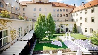 Číňané kupují luxusní hotel Mandarin Oriental v Praze Číňané kupují luxusní hotel Mandarin Oriental v Praze