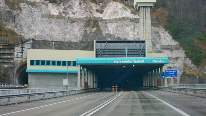 Dálniční tunel Karavanky bude během nejrušnějšího víkendu sezóny uzavřen Dálniční tunel Karavanky bude během nejrušnějšího víkendu sezóny uzavřen