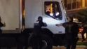 Útok ve francouzském Nice: zásah policistů proti nákladnímu autu, které najelo do davu lidí. Útok ve francouzském Nice: zásah policistů proti nákladnímu autu, které najelo do davu lidí.