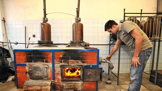 Za litr čistého lihu vyrobeného ze svého ovoce zaplatí pěstitel 143 korun – a navíc má zajištěnou kvalitu. Alkohol od průmyslových výrobců by ho přišel na dvojnásobek. Za litr čistého lihu vyrobeného ze svého ovoce zaplatí pěstitel 143 korun – a navíc má zajištěnou kvalitu. Alkohol od průmyslových výrobců by ho přišel na dvojnásobek.