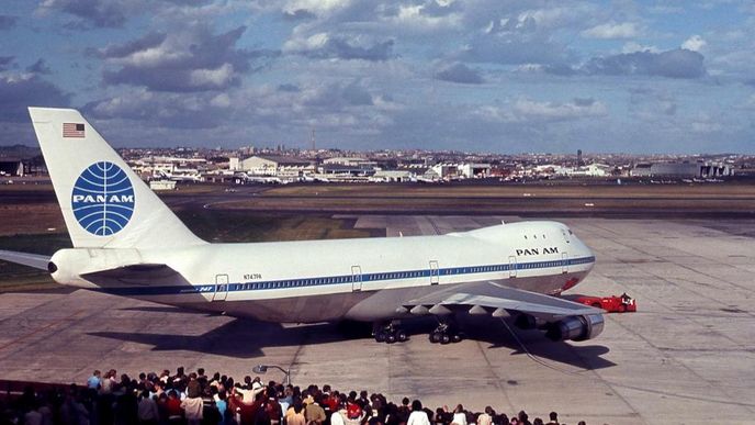 Boeing 747 Jumbo Jet (archivní snímek z r. 1970) Boeing 747 Jumbo Jet (archivní snímek z r. 1970)