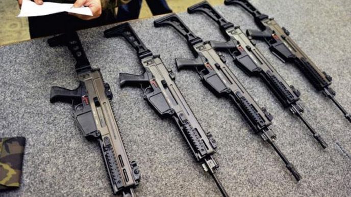 Prvních 505 pušek.
Armáda převzala prvních
505 útočných pušek CZ 805
a dvě desítky granátometů.
Zbraně poputují k vojákům do
7. mechanizované brigády
a 4. brigády rychlého nasazení.
Česká zbrojovka Uherský Brod
společně s Meoptou Přerov
mají do konce roku 2013 dodat
armádě téměř osm tisíc těchto
pušek za 1,1 miliardy korun Prvních 505 pušek.
Armáda převzala prvních
505 útočných pušek CZ 805
a dvě desítky granátometů.
Zbraně poputují k vojákům do
7. mechanizované brigády
a 4. brigády rychlého nasazení.
Česká zbrojovka Uherský Brod
společně s Meoptou Přerov
mají do konce roku 2013 dodat
armádě téměř osm tisíc těchto
pušek za 1,1 miliardy korun