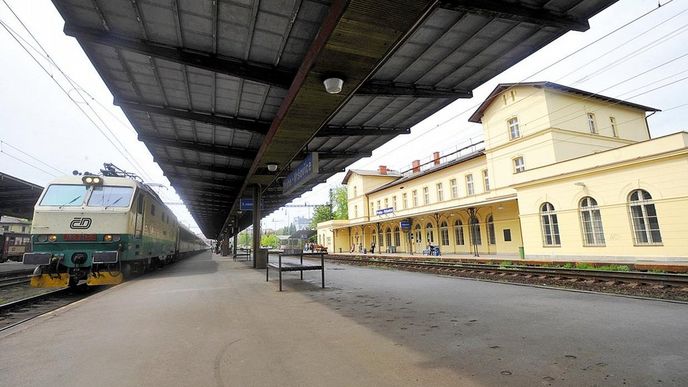 Postaru. Zakázka budí velký zájem. Zatím se ale z Vršovic do Hostivaře jezdí po starých kolejích. Postaru. Zakázka budí velký zájem. Zatím se ale z Vršovic do Hostivaře jezdí po starých kolejích.