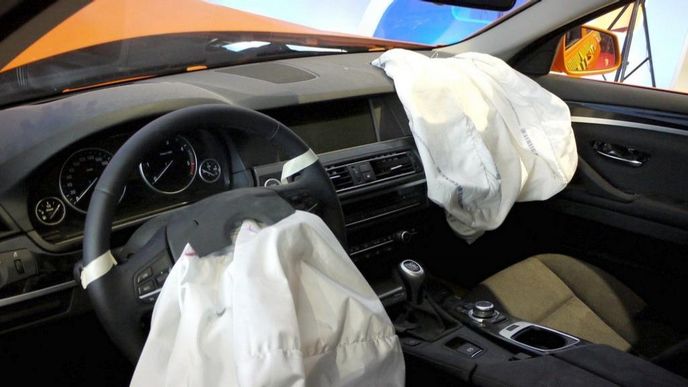Vystřelené airbagy po nárazovém testu Vystřelené airbagy po nárazovém testu
