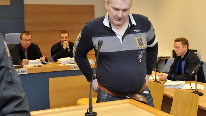 Hlavní protagonista takzvané lihové mafie Radek Březina obžalovaný z nedovoleného ozbrojování stanul 20. dubna před senátem Okresního soudu ve Zlíně. Hlavní protagonista takzvané lihové mafie Radek Březina obžalovaný z nedovoleného ozbrojování stanul 20. dubna před senátem Okresního soudu ve Zlíně.