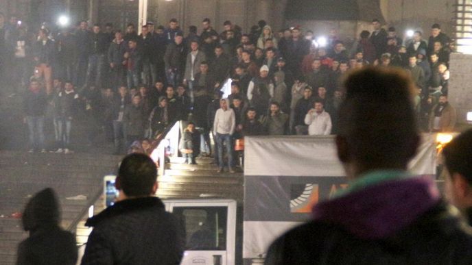 Dav před kolínským nádražím v průběhu silvestrovské noci Dav před kolínským nádražím v průběhu silvestrovské noci
